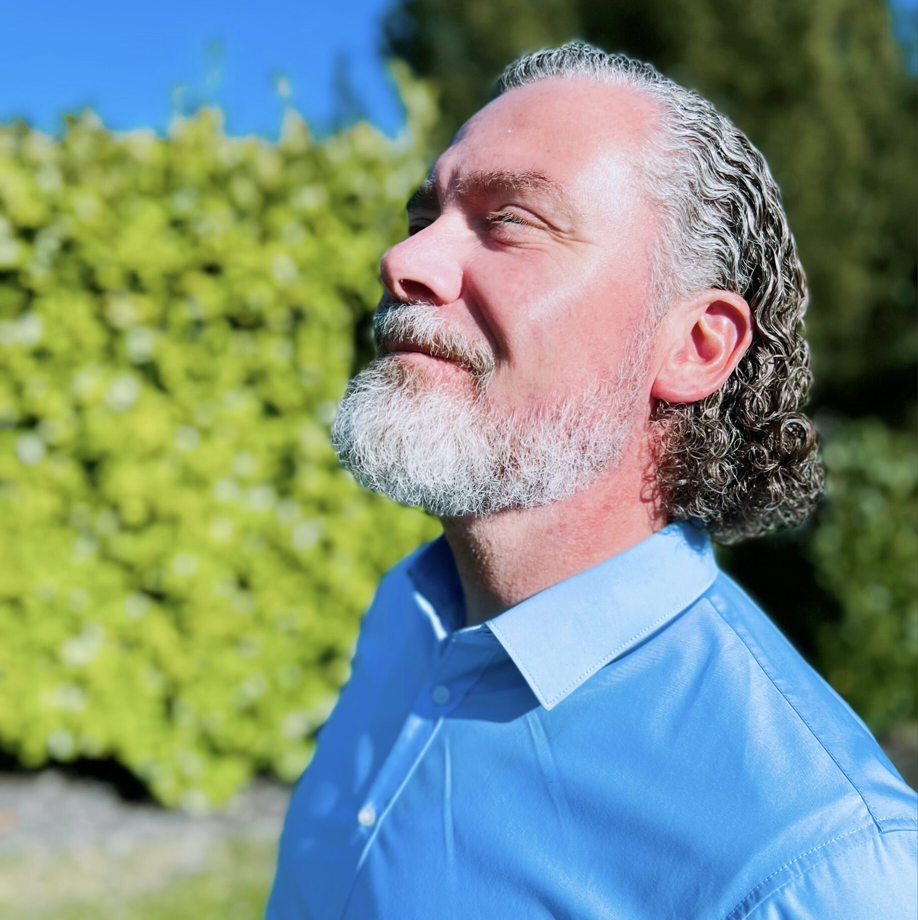 Ein Mann mit blauem Hemd, schaut mit einem Grinsen im Gesicht in den Himmel. Mit der Sonne im Gesicht entspannt er sich beim gehen.

#Psychologische Beratung in Ratingen #Coaching #Autogenestraining #ProgressiveMuskelentspannung #Entspannungspädagogin #Entspannung #RamonaWegener #Ratingen #Entspannungfürkinder
#Coachingimgehen 
