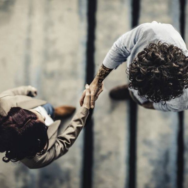 Das Bild zeigt aus der oberen Perspektive, zwei Personen  die sich die Hand geben. Das Bild soll das Coaching von Frau Ramona Wegener in Ratingen symbolisieren. Sie gibt eine helfende Hand um Probleme im (Berufs-Alltag) eigenständig bewältigen zu können. 

#Psychologische Beratung #Coaching #Autogenestraining #ProgressiveMuskelentspannung #Entspannungspädagogin #Entspannung #RamonaWegener #Ratingen #Entspannungfürkinder #Coachingimgehen 