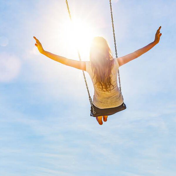 Auf diesem Bild sieht man den von Hinten eine Frau die auf einer Schaukel sitzt und ihre Arme ausbreitet. Es wirkt, als würde sie in die Sonne schaukeln. 
Frau Ramona Wegener in Ratingen symbolisiert mit dem Bild, das sie mit Ihrer psychologische Beratung mit Ihnen gemeinsam den Stress- und Leistungsdruck meistern möchte.

#Psychologische Beratung #Coaching #Autogenestraining #ProgressiveMuskelentspannung #Entspannungspädagogin #Entspannung #RamonaWegener #Ratingen #Entspannungfürkinder #Coachingimgehen 