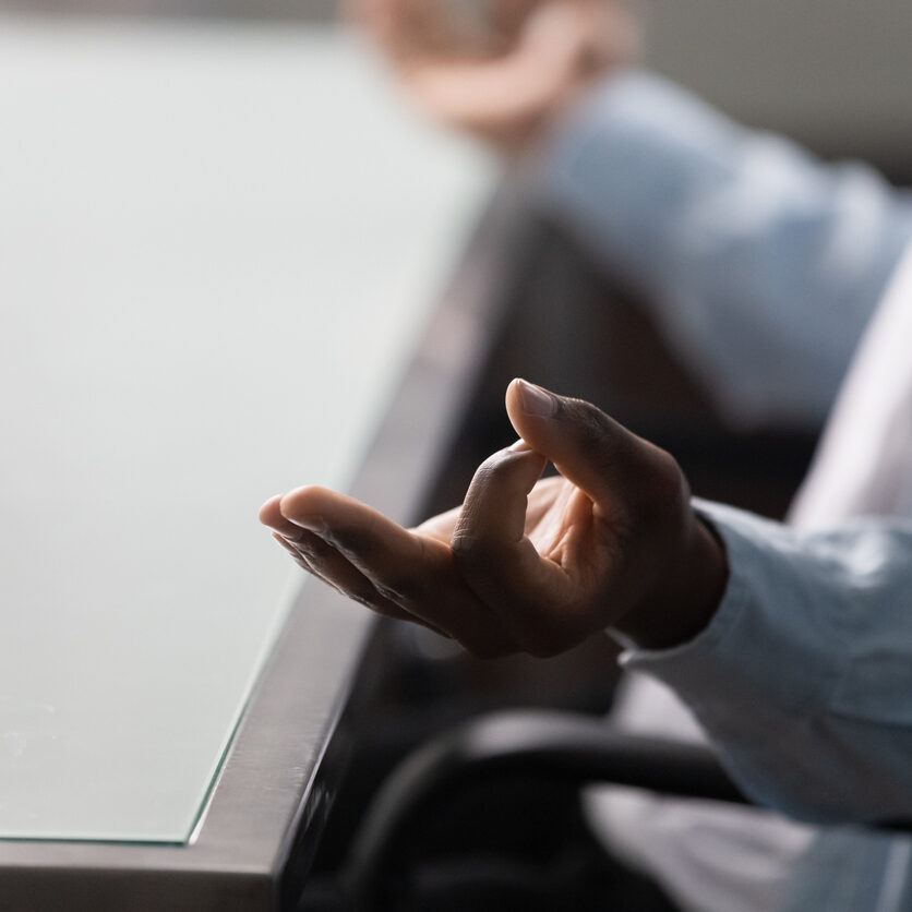 Arbeiter Mann meditiert Nahaufnahme Fokus auf gefalteten Fingern Geste, Entspannung für Männer